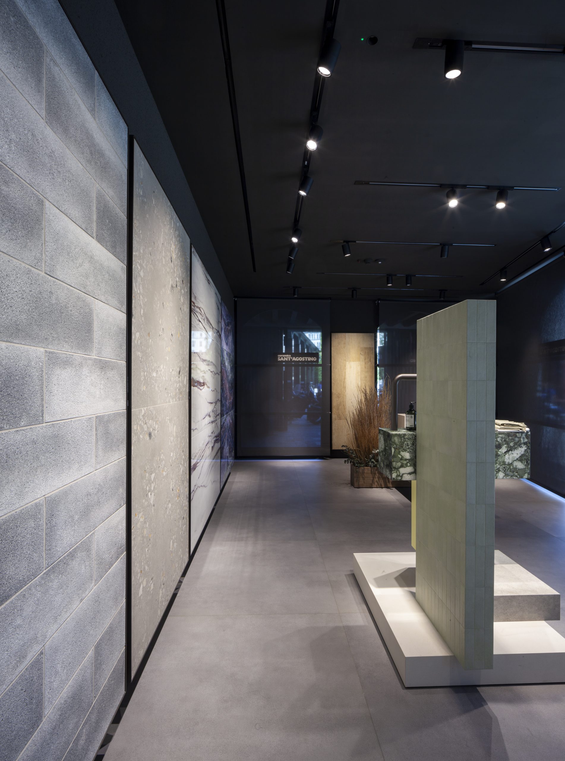 Салон Ceramica Sant'Agostino, дизайн Calvi Brambilla Фото © Luca Cioci