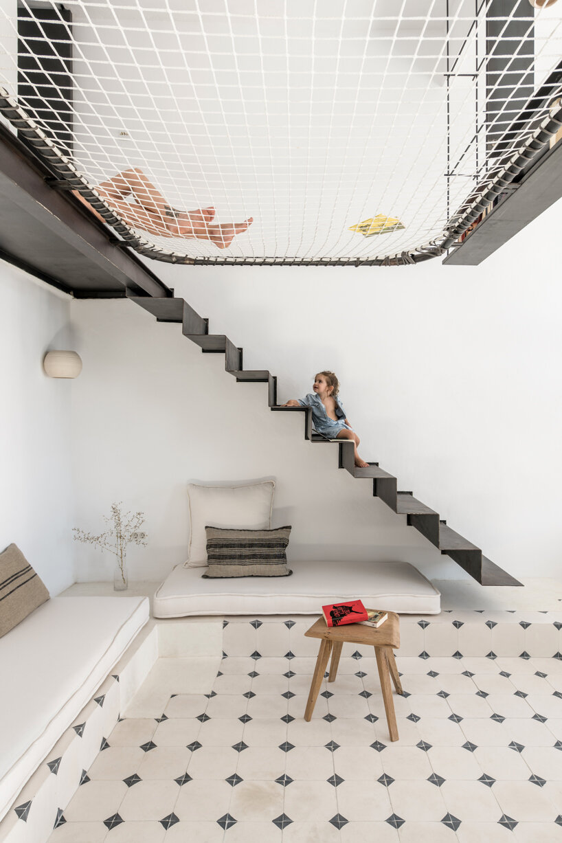 Система строительных лесов MOLD Architects сочетает в себе функциональность и открытость в греческом летнем доме