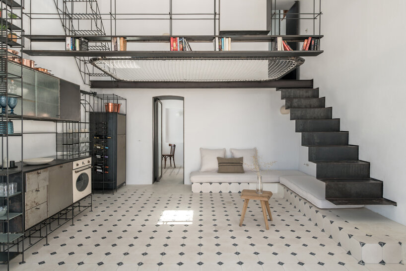 Система строительных лесов MOLD Architects сочетает в себе функциональность и открытость в греческом летнем доме