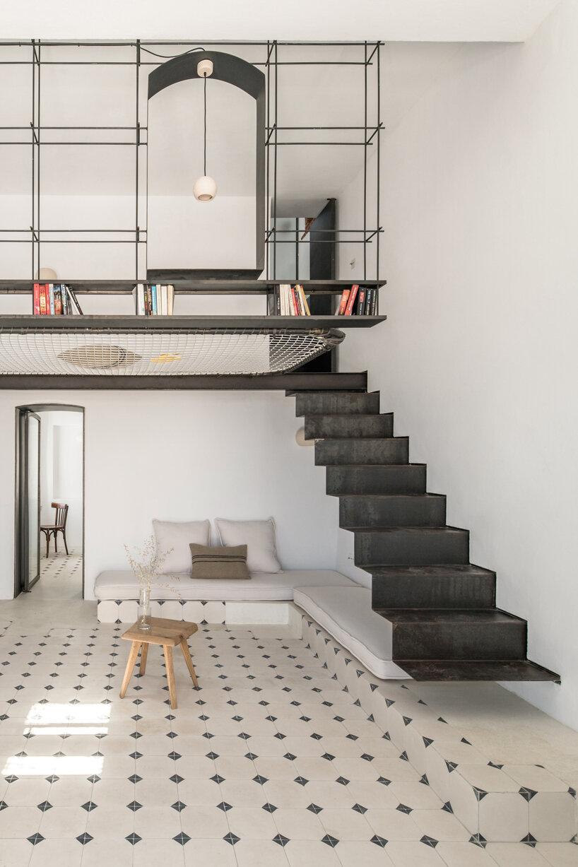 Система строительных лесов MOLD Architects сочетает в себе функциональность и открытость в греческом летнем доме