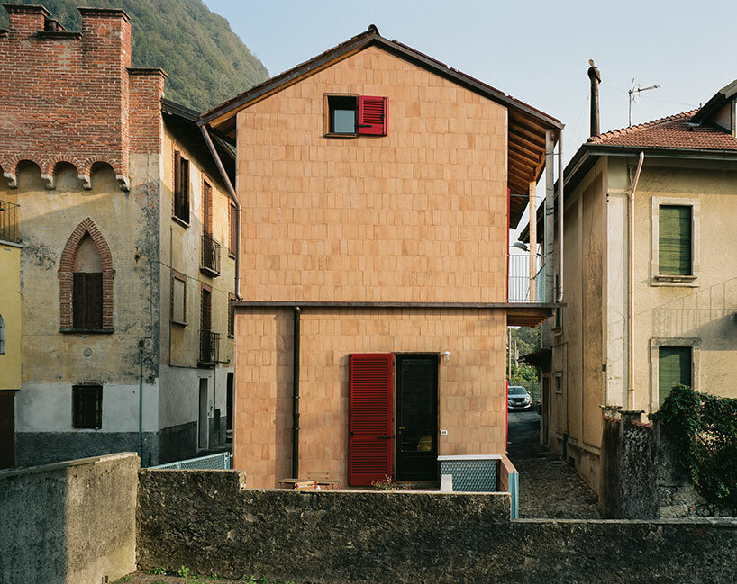 студия Albori перестраивает этот дом «casa di legno e paglia» из лиственницы и сена