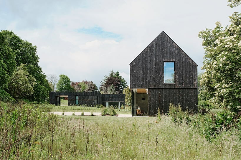 Loader Monteith Architects устроил базу для велосипедистов на шотландском лугу