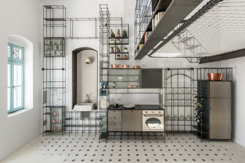 Система строительных лесов MOLD Architects сочетает в себе функциональность и открытость в греческом летнем доме