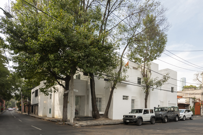 BGP arquitectura возрождает структуру 20-го века в Мехико в виде светлой домашней студии, уставленной книгами