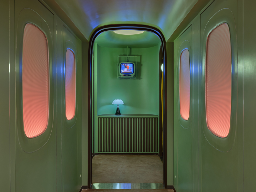 Эклектичный бар Taste Space в Бангкоке представляет собой ретро-футуристическое сочетание эстетики кино 60-х годов.