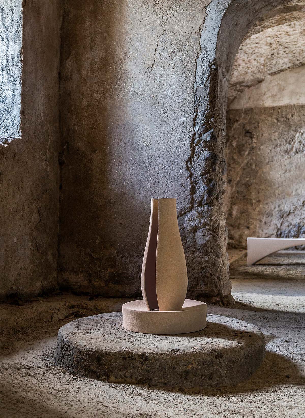 Ваза Proporzione Mediterranea II от Architetti Artigiani Anonimi - Фото © Omar Golli