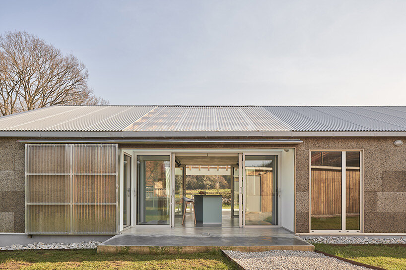 Дом из пробки и дерева построен на севере Испании компанией gurea arquitectura cooperativa