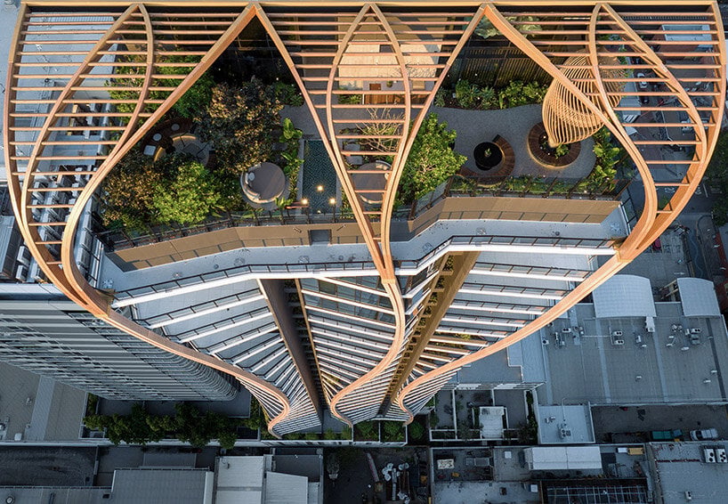 Koichi Takada Architects формирует «верхний дом» Брисбена с извилистыми «корнями»