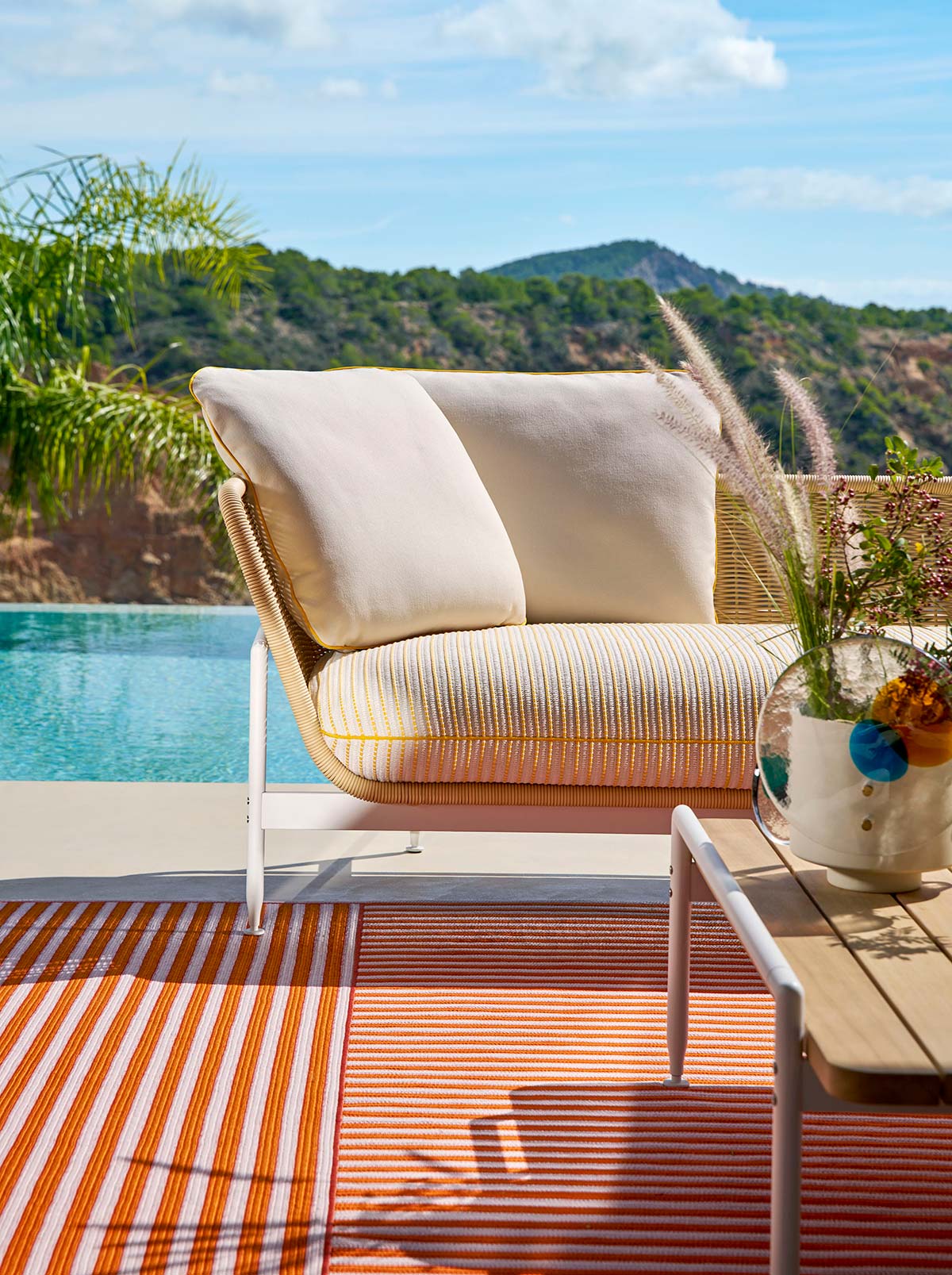 3_CASSINA_Esosoft-Outdoor-sofa_Antonio-Citterio_ph_Francesco-Dolfo