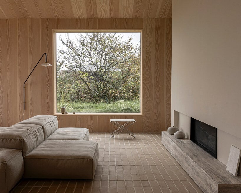 Компания Norm Architects заново изобретает датский летний домик с пляжным домиком на вересковых холмах.