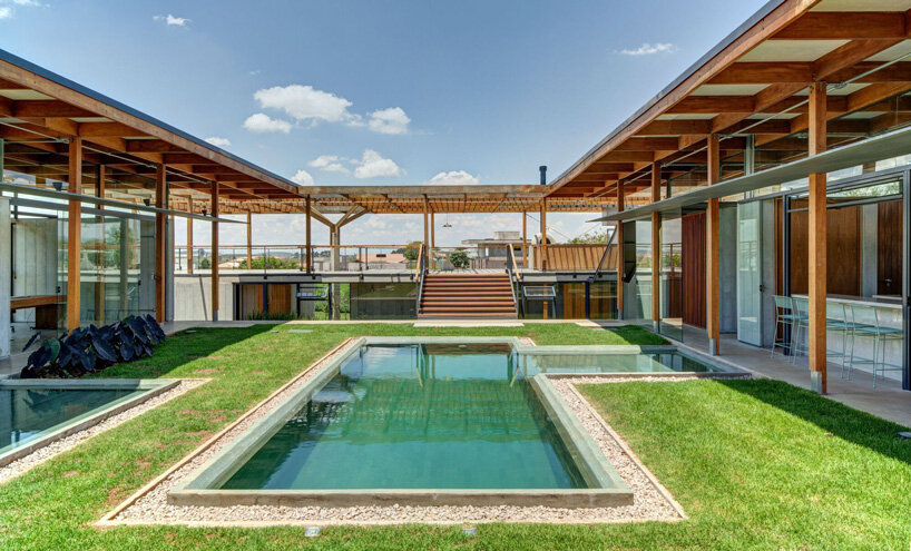 Apiacás arquitetos спроектировал Casa Serra Azul в виде солнечного монастыря в Бразилии