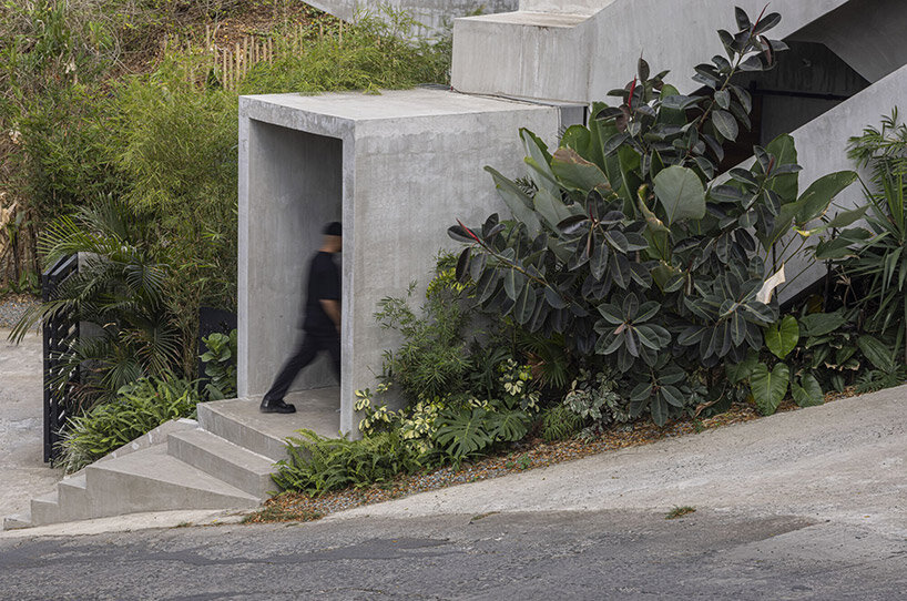 Тропический брутализм: архитекторы Cali Architects прячут Casa borbon среди пышных деревьев Филиппин