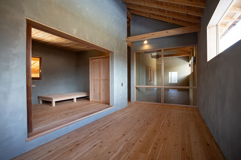деревянные окна преображают дом от sobokuya inc. в галерею японских пейзажей