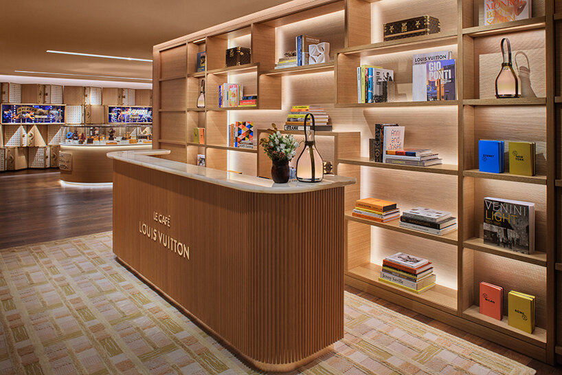 Скульптурная башня, спроектированная OMA, в новом магазине Louis Vuitton на 57-й улице
