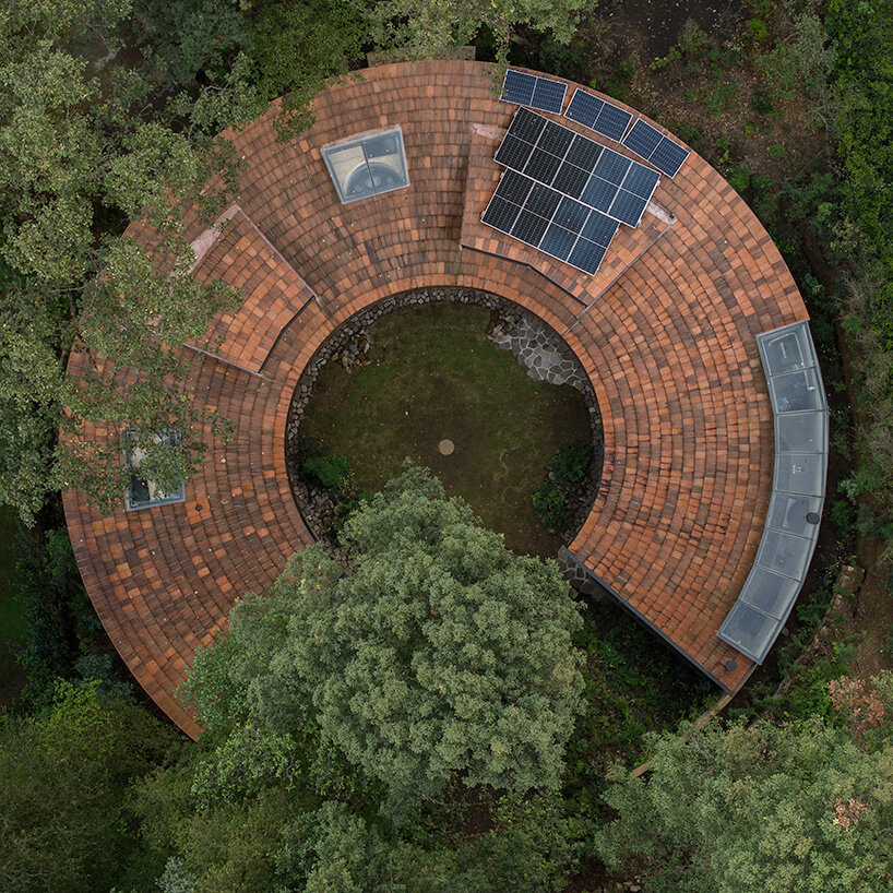 Кольцевая структура Casa Girasol направляет солнечный свет среди соснового леса в Мексике