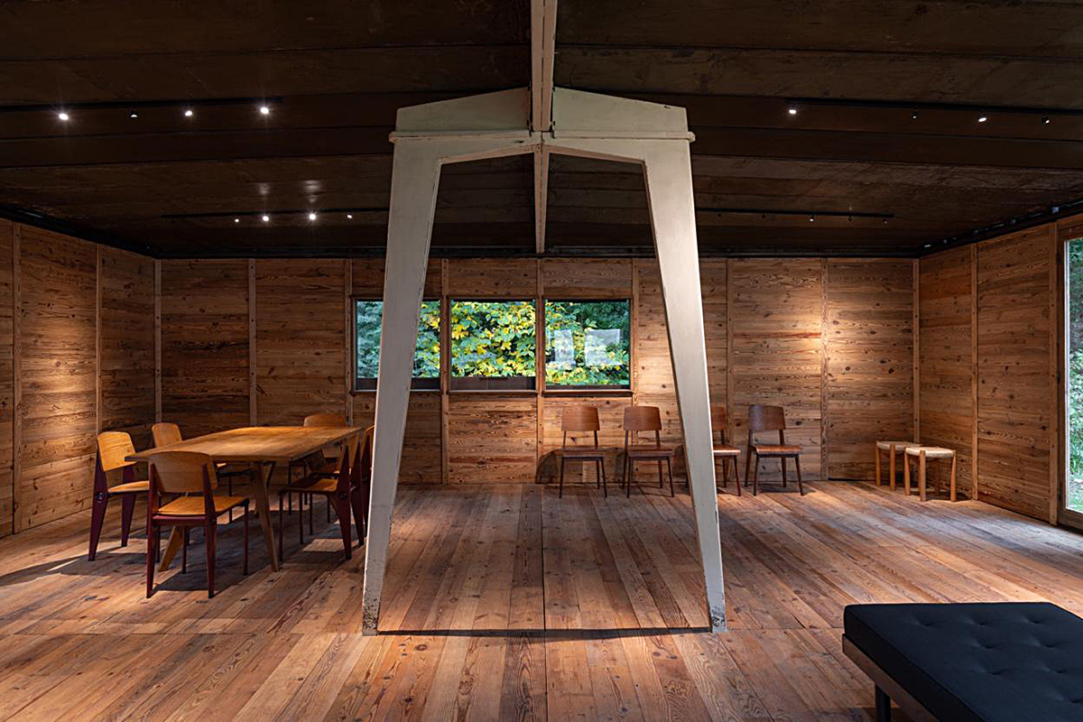 Maison Démontable Жана Пруве (Galerie Downtown-Laffanour, Париж) установлен в саду Design Miami: Paris.
