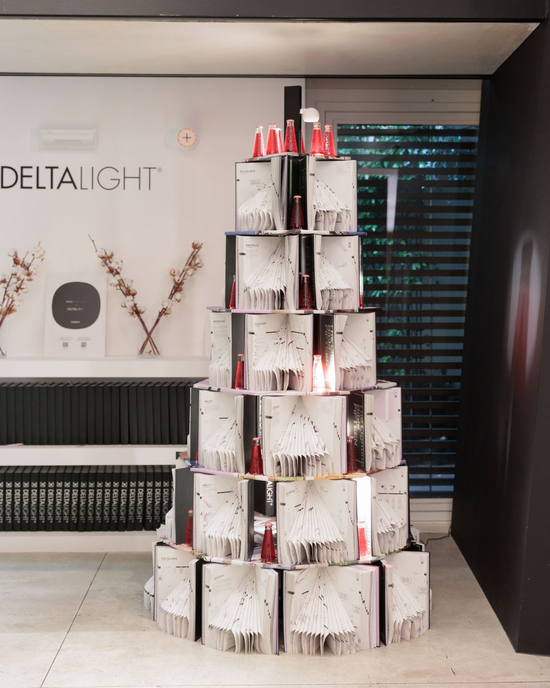 Рождественская елка от Джузеппе Тортато _ Шоу-рум Deltalight _ MilanoDesignXmas 2024 от TOWANT