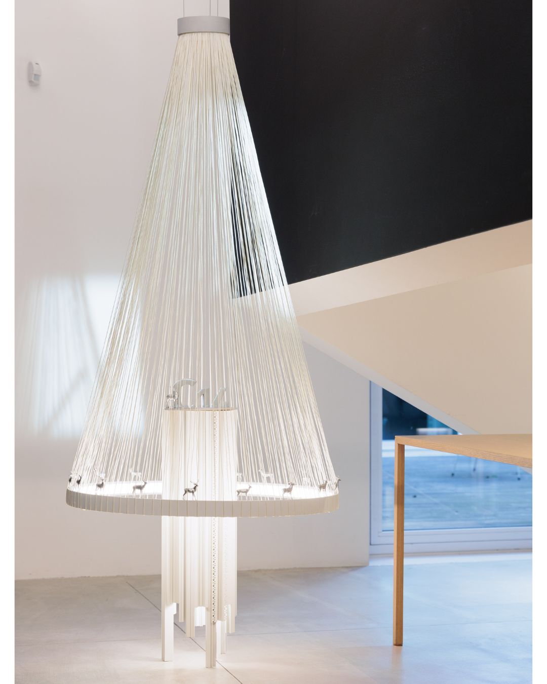 Рождественская елка Gruppo C14 _ Салон Deltalight _ MilanoDesignXmas 2024 от TOWANT