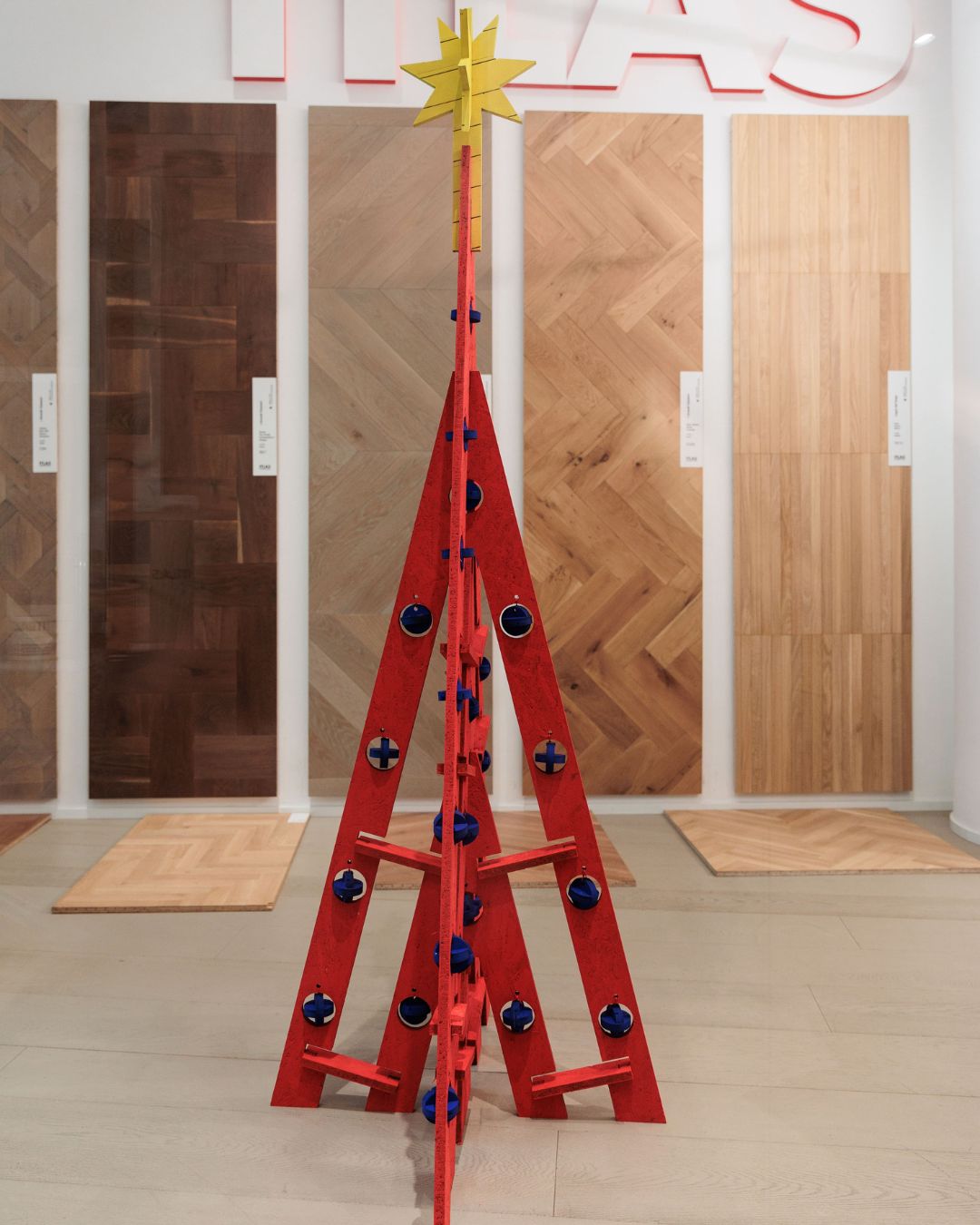 Рождественская елка One Works _ Шоу-рум ITLAS _ MilanoDesignXmas 2024 от TOWANT