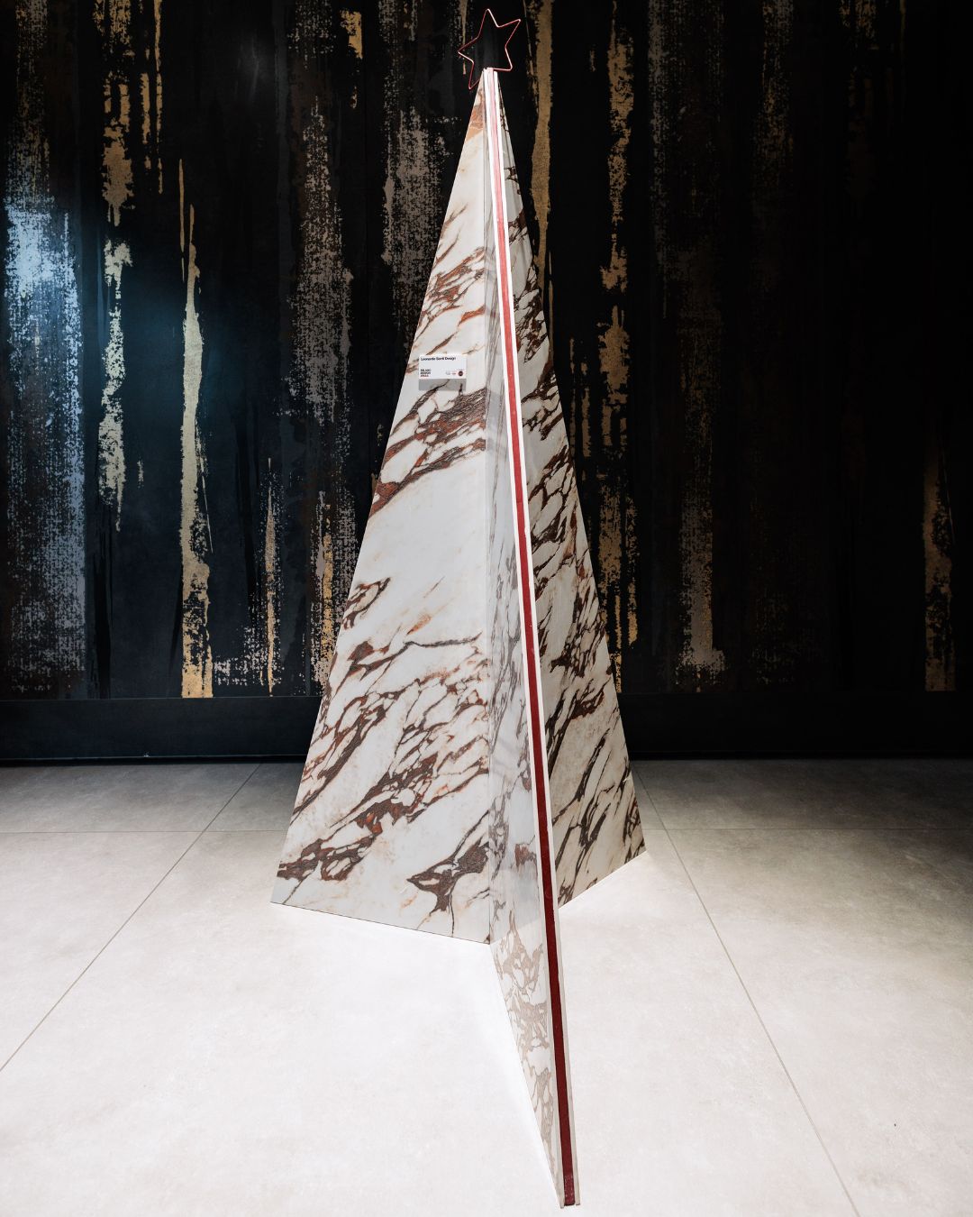 Рождественская елка от Leonardo Santi Design _ Шоу-рум Casalgrande Padana _ MilanoDesignXmas 2024 от TOWANT