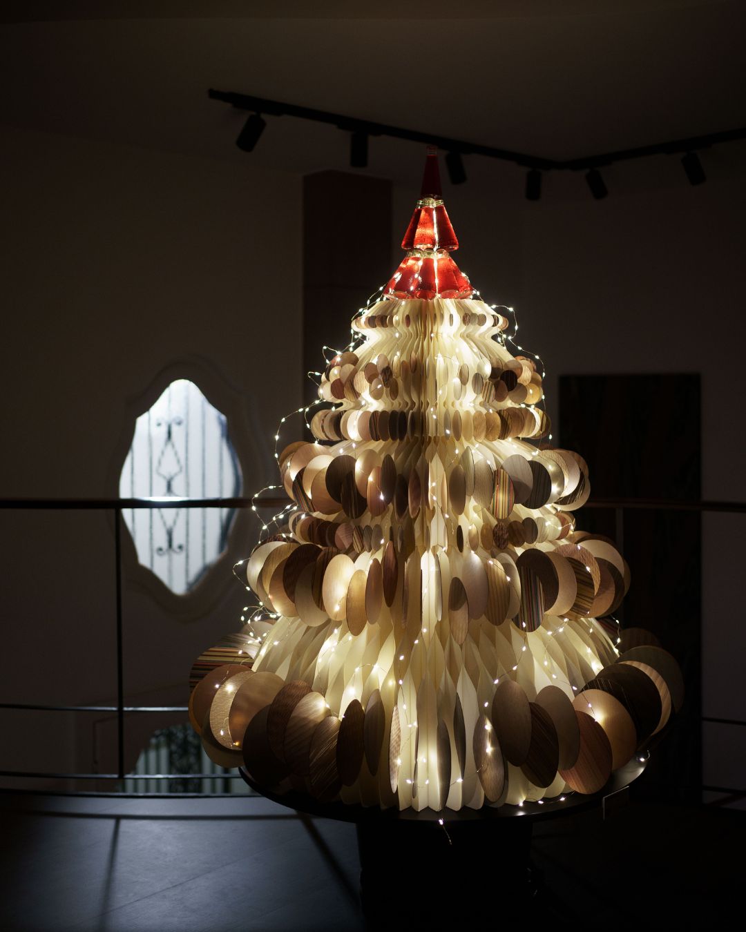 Елка от MMA PROJECTS _ Шоу-рум Tabu _ MilanoDesignXmas 2024 от TOWANT