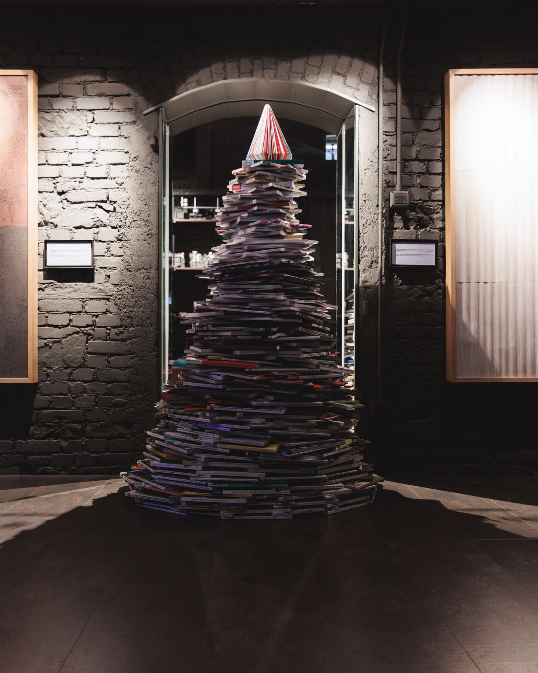 Рождественская елка от Icona Architetti Associati _ БОЛЬШЕ шоурума _ MilanoDesignXmas 2024 от TOWANT
