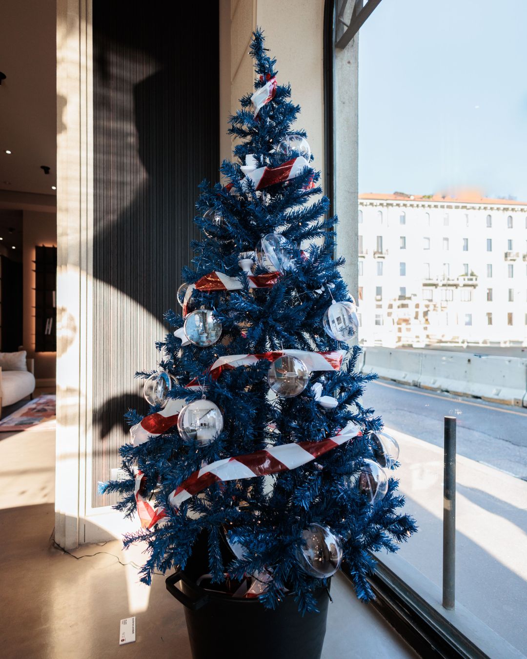 Рождественская елка от Enzo Ferrara Architetti_ Шоу-рум Mo.1950 _ MilanoDesignXmas 2024 от TOWANT