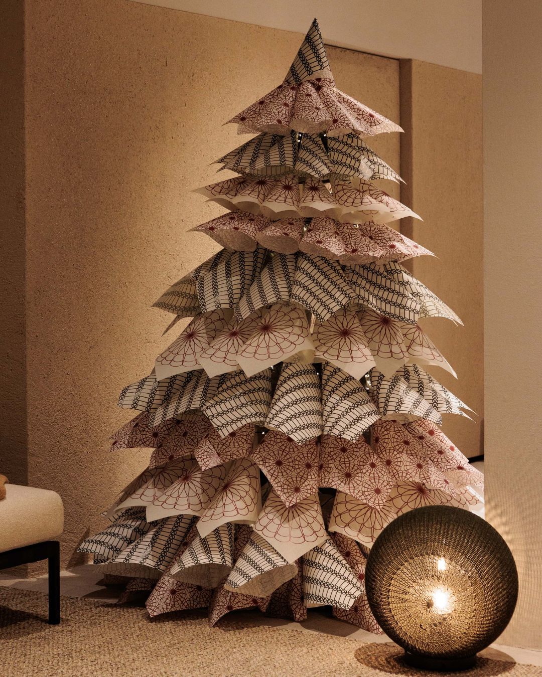 Рождественская елка от Studio Caberlon _ шоу-рум Tribù _ MilanoDesignXmas 2024 от TOWANT