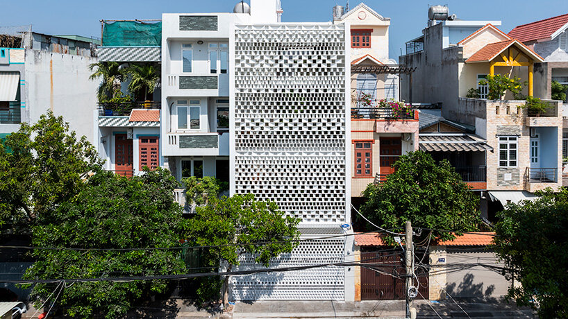 Sanuki Daisuke Architects переосмысливает вьетнамский трубчатый дом с ритмичными светлыми стальными оттенками