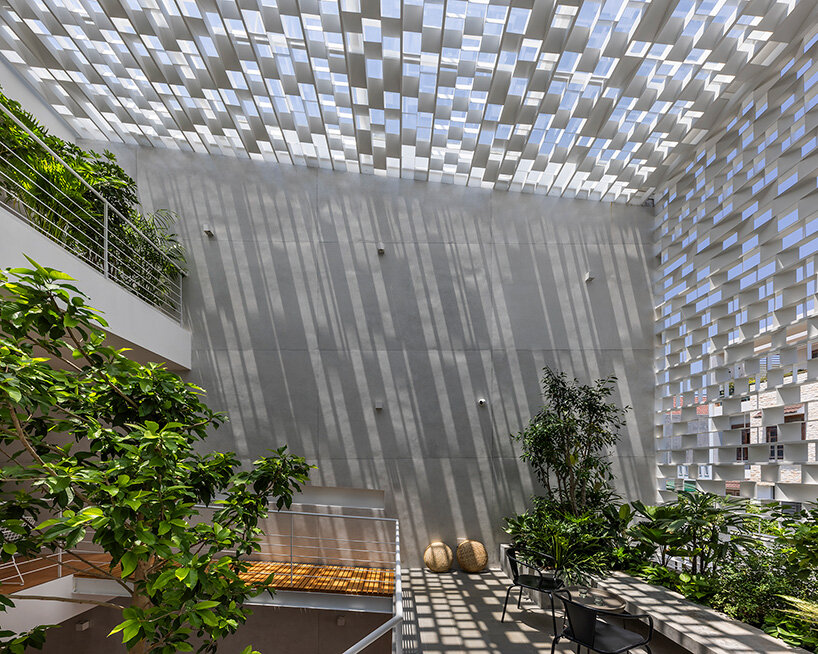 Sanuki Daisuke Architects переосмысливает вьетнамский трубчатый дом с ритмичными светлыми стальными оттенками