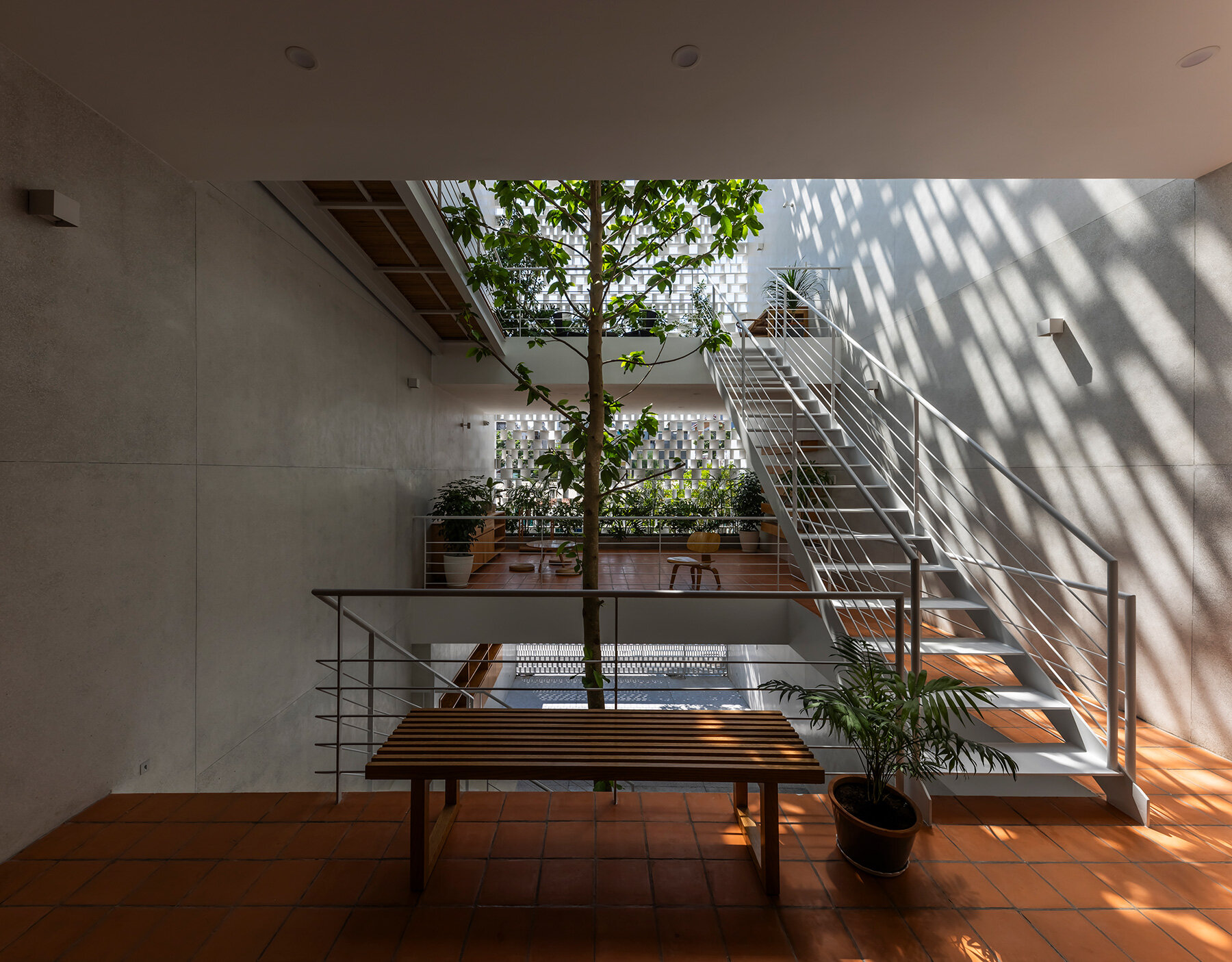Sanuki Daisuke Architects переосмысливает вьетнамский трубчатый дом с ритмичными светлыми стальными оттенками