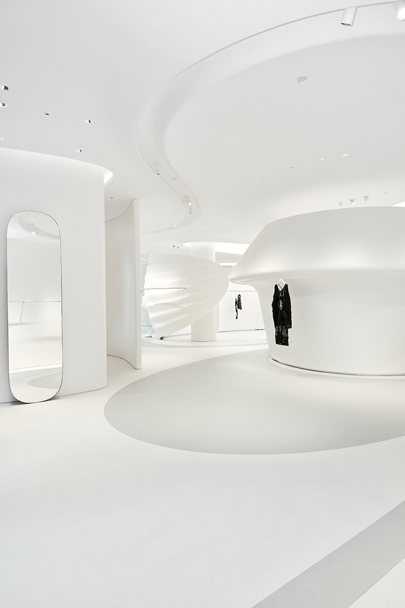 Zaha Hadid Architects открыла выставочный зал Marisfrolg в Шэньчжэне, перекликаясь с крыльями бабочки
