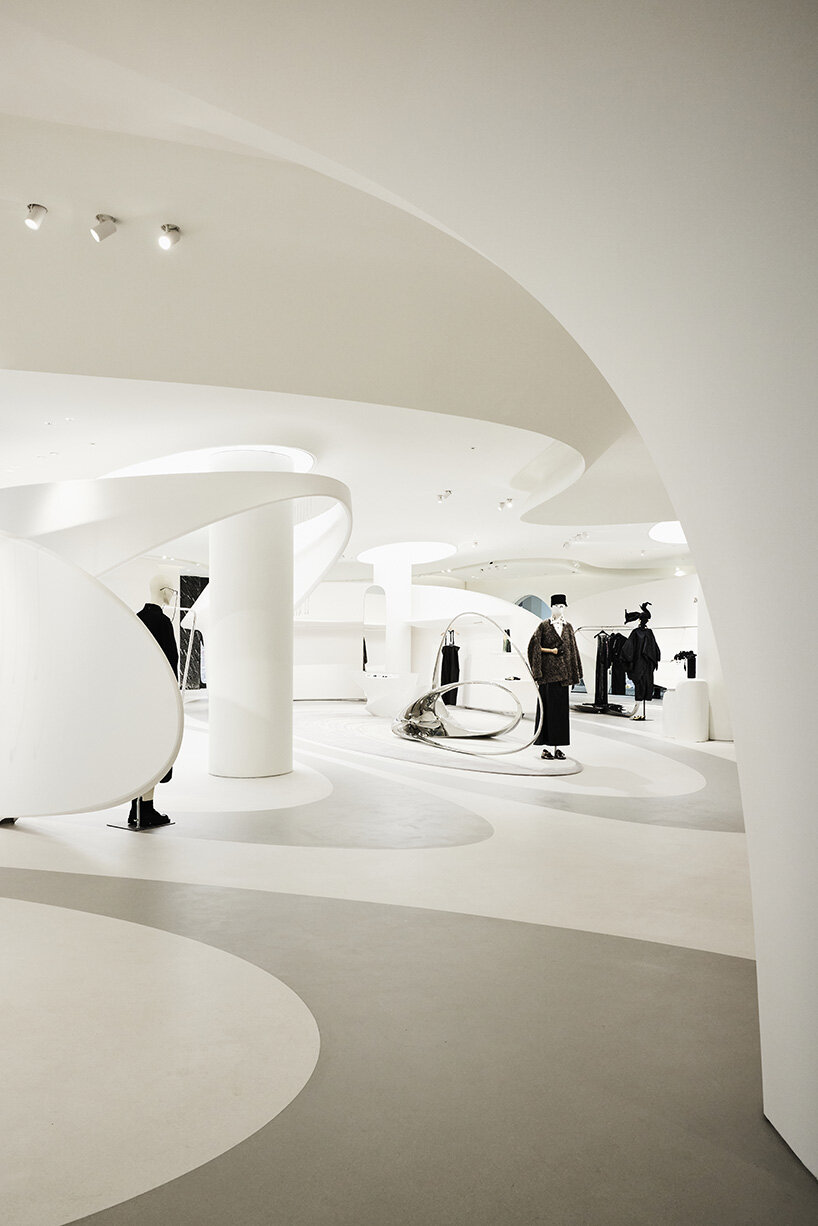 Zaha Hadid Architects открыла выставочный зал Marisfrolg в Шэньчжэне, повторяя крылья бабочки
