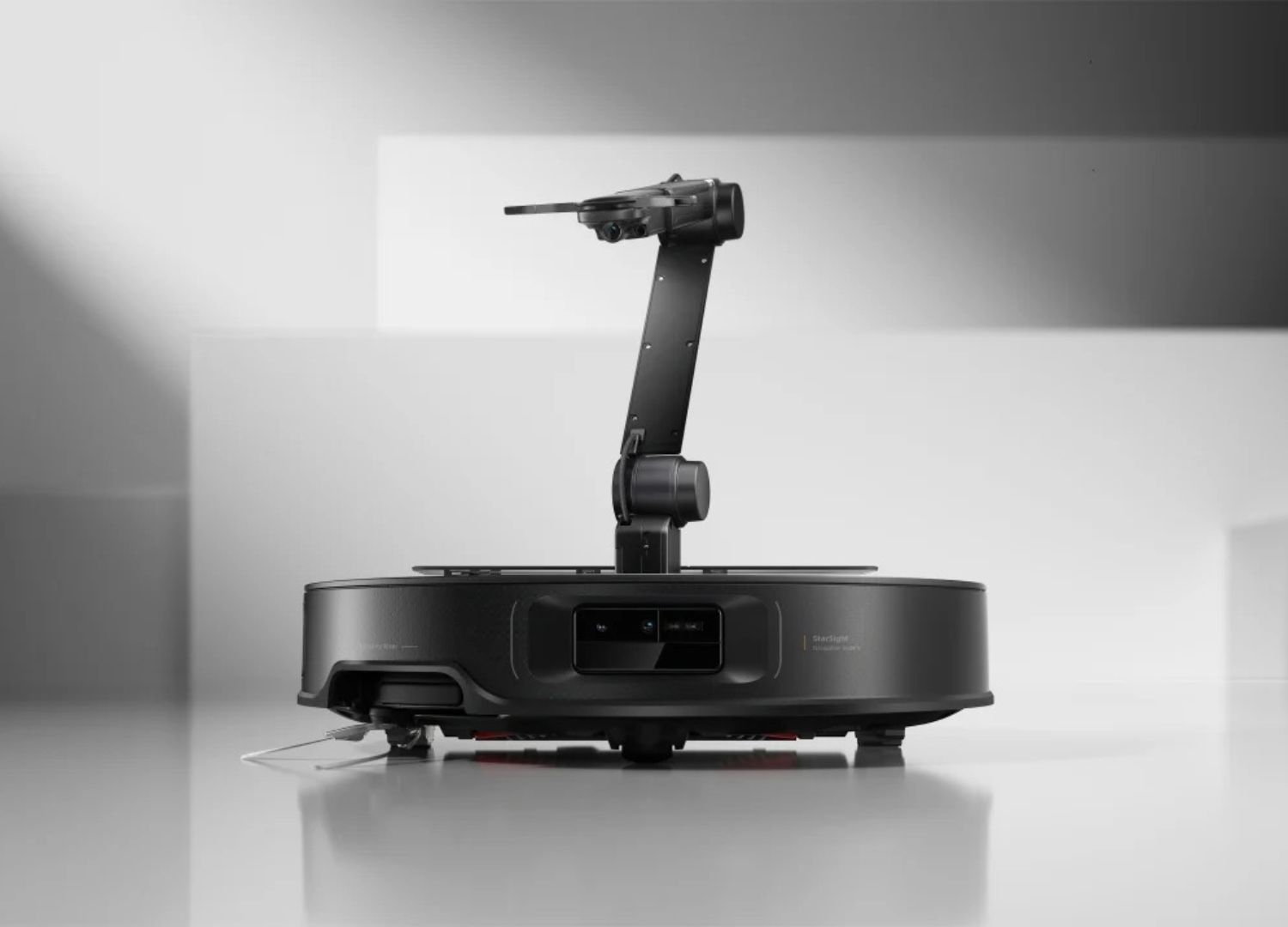 На выставке CES 2025 были представлены одни из самых интригующих инноваций. Инновационный рычаг Saros Z70 позволяет ему убирать препятствия и очищать ранее заблокированные участки. - © Роборок