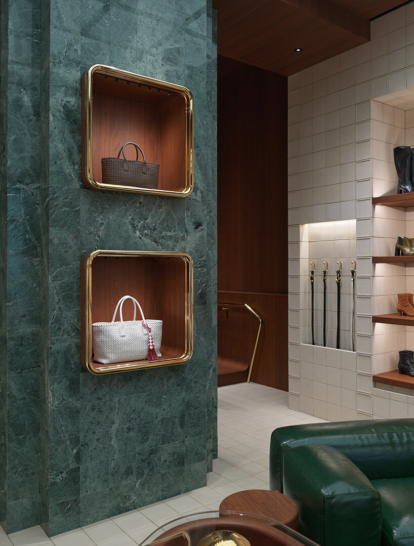 Bottega Veneta раскрывает Чикагский флагман в Мраморе Верде Сен-Денис и Вуд-орех
