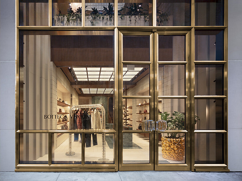 Bottega Veneta раскрывает Чикагский флагман в Мраморе Верде Сен-Денис и Вуд-орех