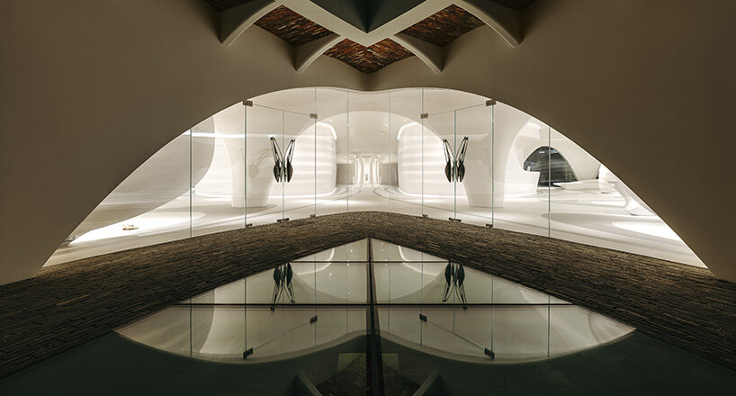 Zaha Hadid Architects открыла выставочный зал Marisfrolg в Шэньчжэне, повторяя крылья бабочки