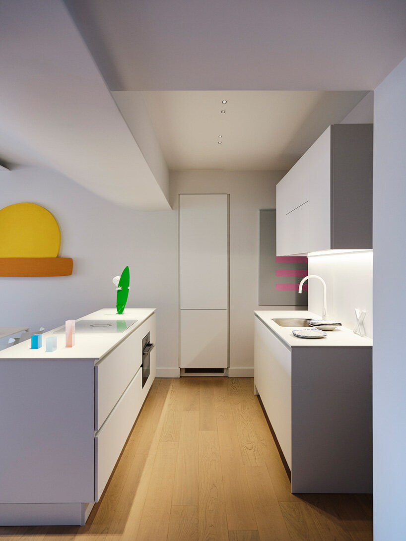Яркие произведения искусства от Iacopo Capone-Doumas Transform Athens Apartment в живую галерею