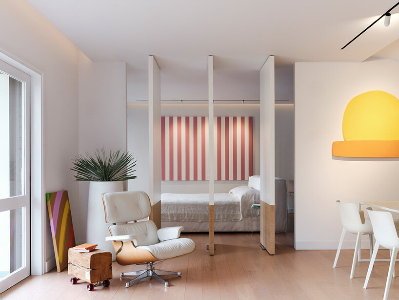 Яркие произведения искусства от Iacopo Capone-Doumas Transform Athens Apartment в живую галерею