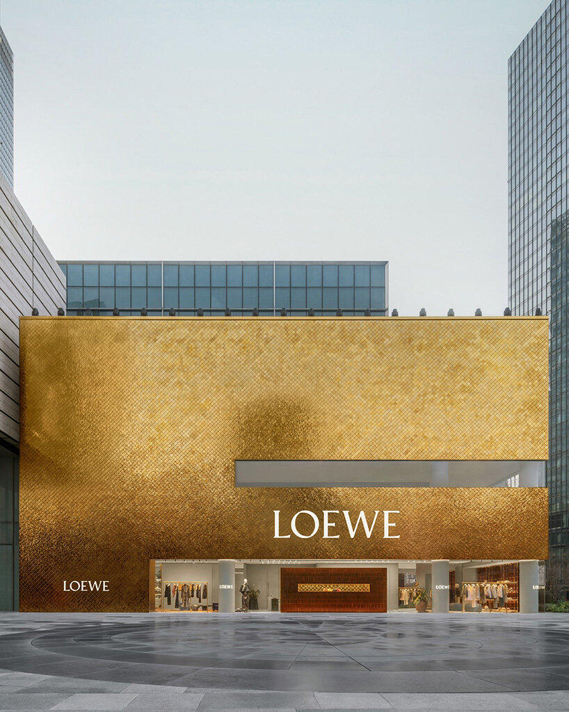 Loewe Casa Shanghai Флагман светится с 35 536 золотой керамической плитки от Studio Cumella