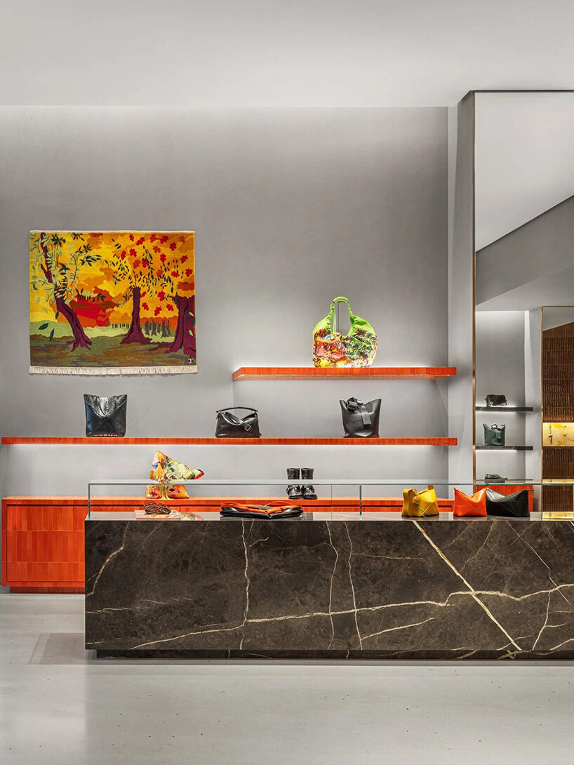 Loewe Casa Shanghai Флагман светится с 35 536 золотой керамической плитки от Studio Cumella