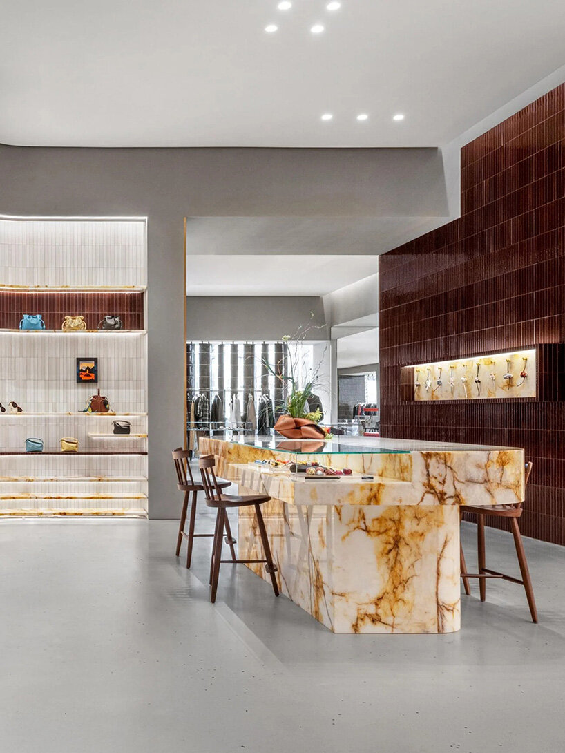Loewe Casa Shanghai Флагман светится с 35 536 золотой керамической плитки от Studio Cumella