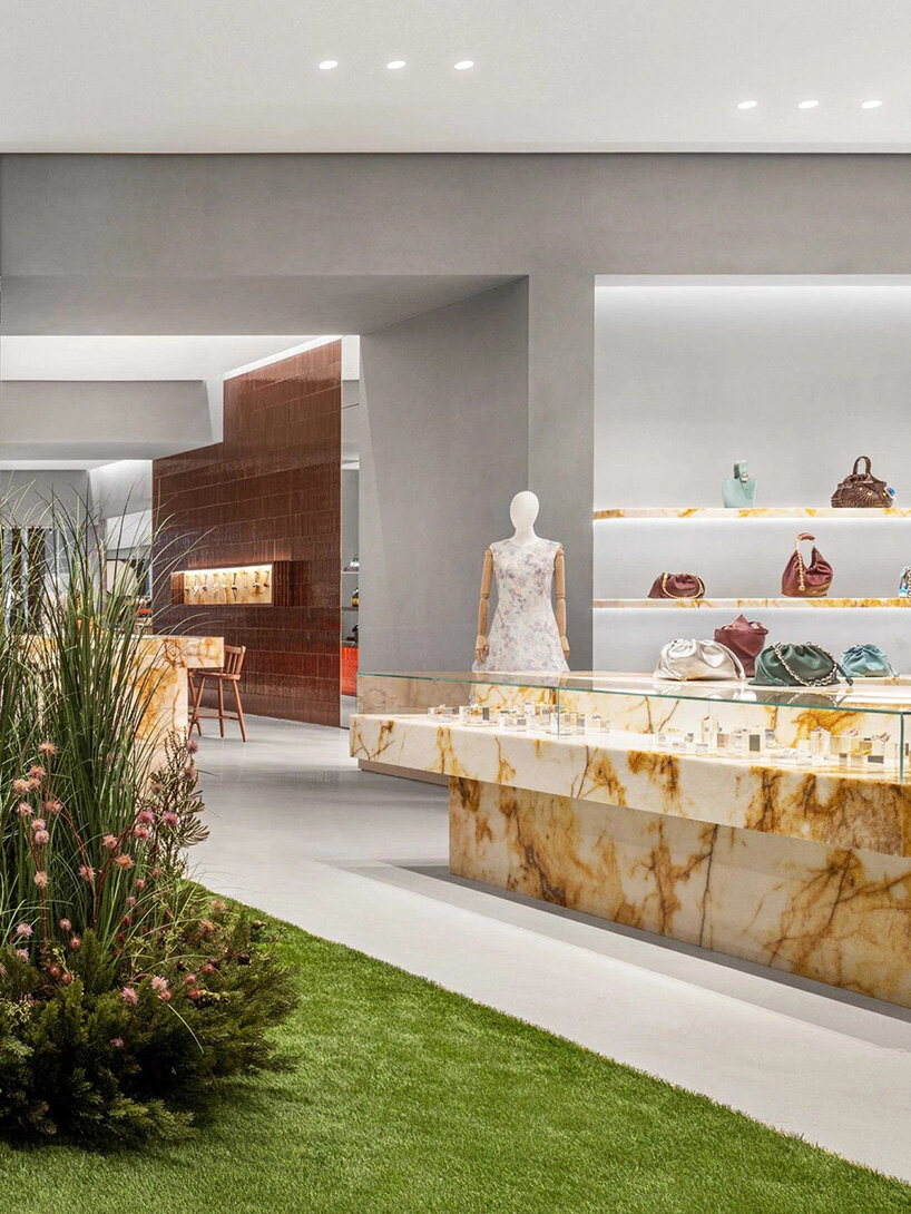Loewe Casa Shanghai Флагман светится с 35 536 золотой керамической плитки от Studio Cumella