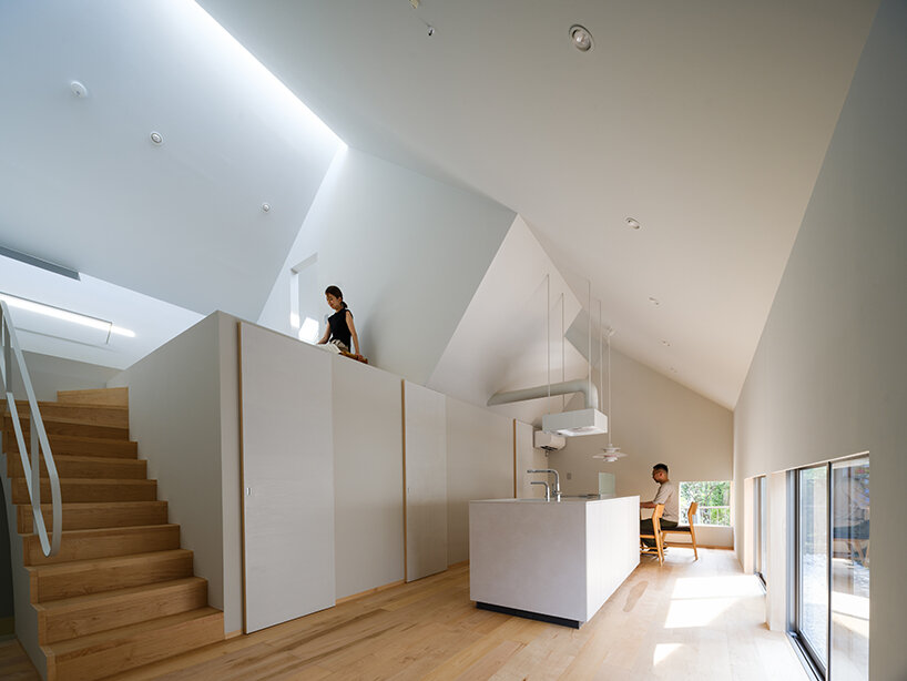 Металлические стальные листы, одетые резиденции Masa Architects, отражая меняющееся небо в Японии