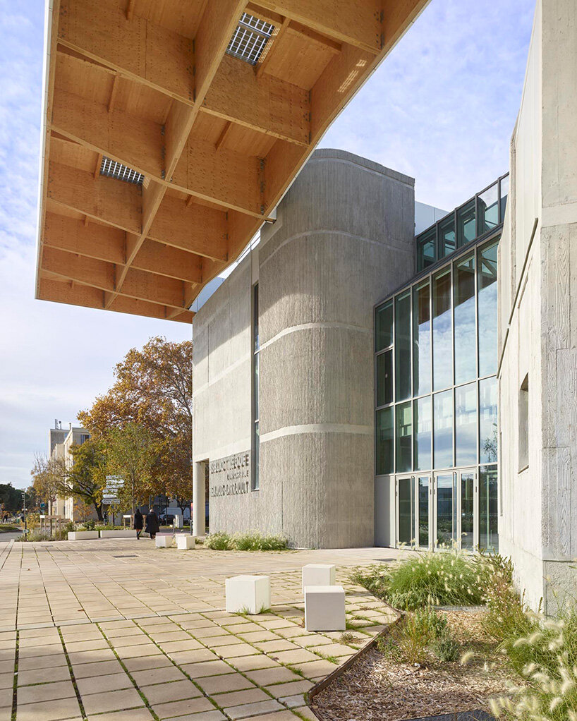 Под навесом: Jakob+Macfarlane Reframes Avignon Library с волнистыми стеллажами