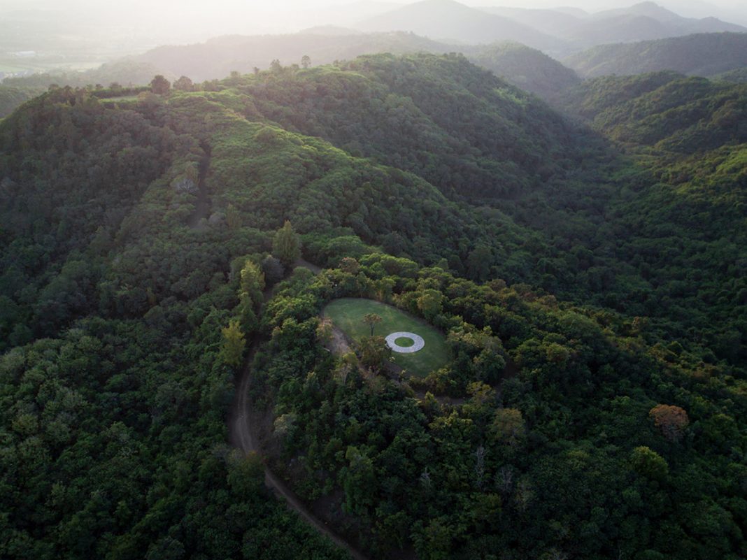 Мадрид Круг, Дизайн Ричард Лонг - Фото © КРИТТАВАТ ATTHSIS & PUTTISIN WHOOJESRoom - © Khao Yai Art