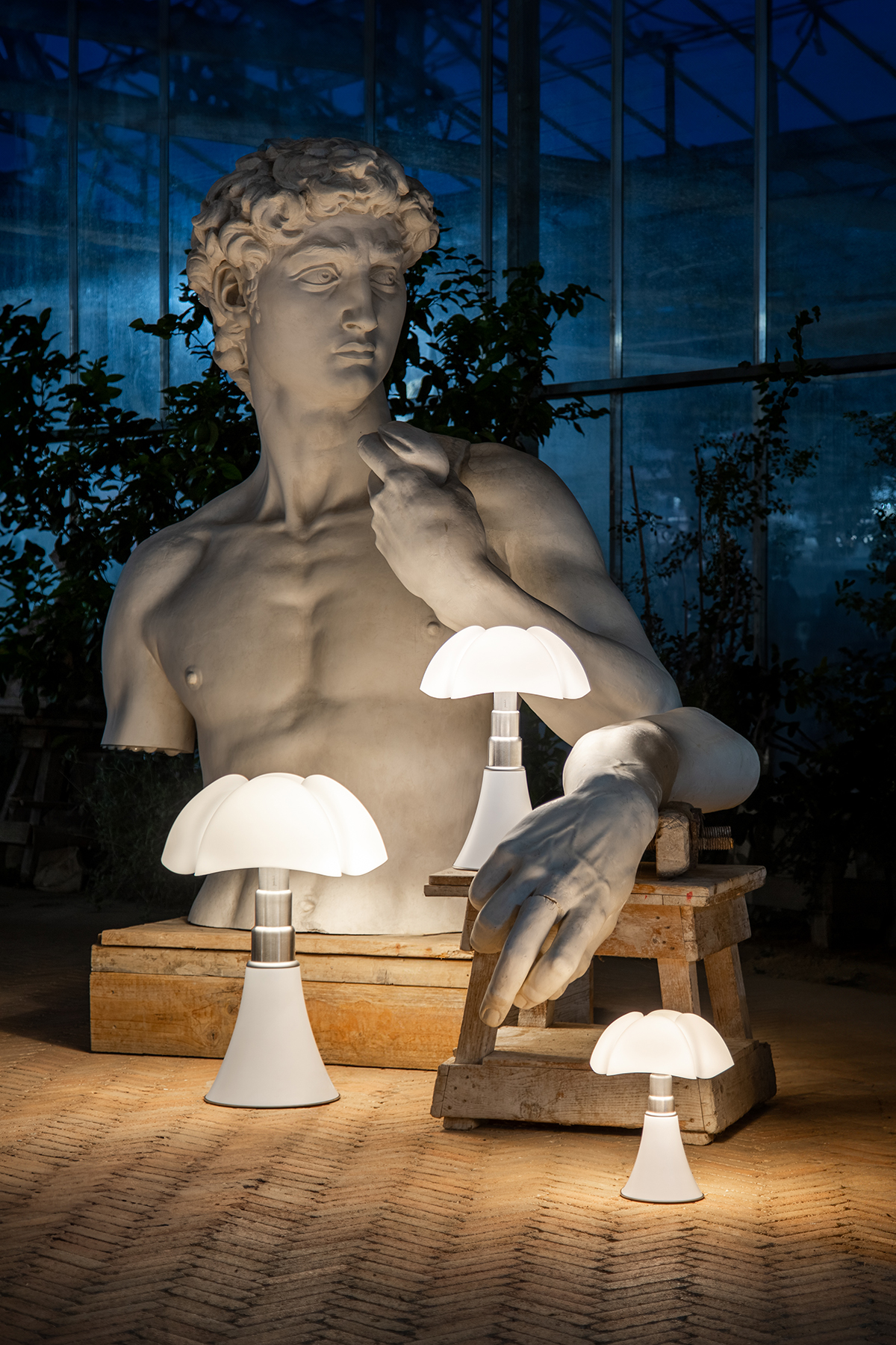 Pipistrello от Martinelli Luce, Design Gae Aulenti - Фото © Диего Лаурино, стиль Паоло Довичи