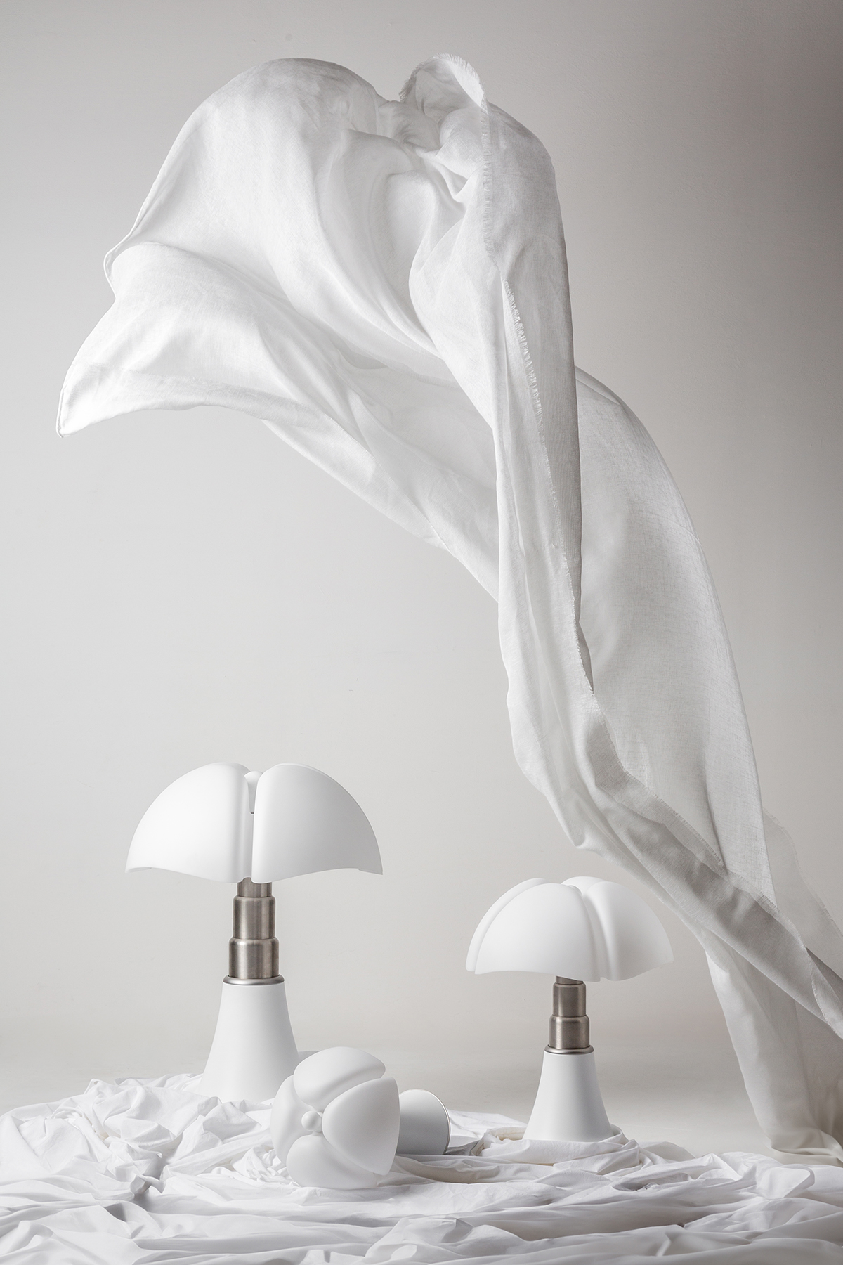 Pipistrello от Martinelli Luce, Design Gae Aulenti - Фото © Диего Лаурино, стиль Паоло Довичи