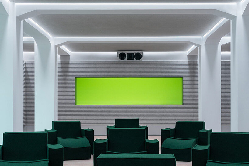 Triennale Milano открывает «voce», пространство-звук с мебелью на заказ Филиппа Малуин