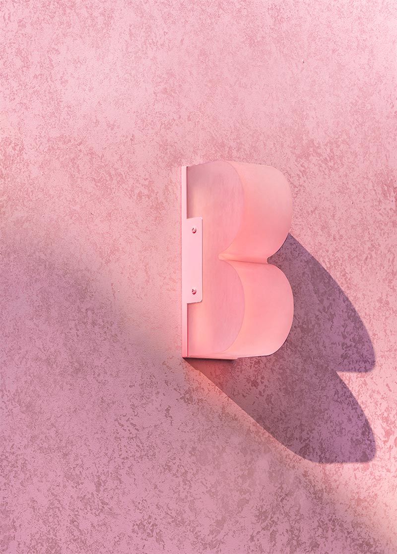 Ультразово-розовый флагманский магазин K-Beauty Contrast городской текстуры в Сеуле
